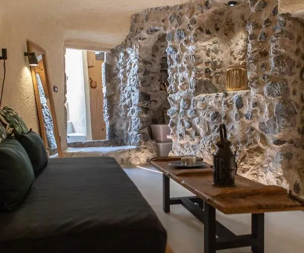 Nalas Emporio (Santorini)