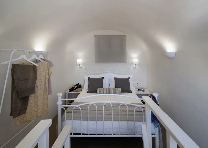 Nalas Emporio (Santorini)