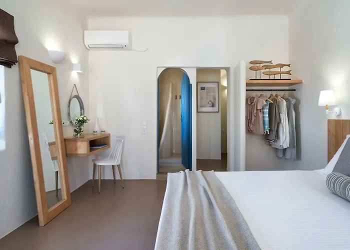 Nalas Emporio (Santorini)