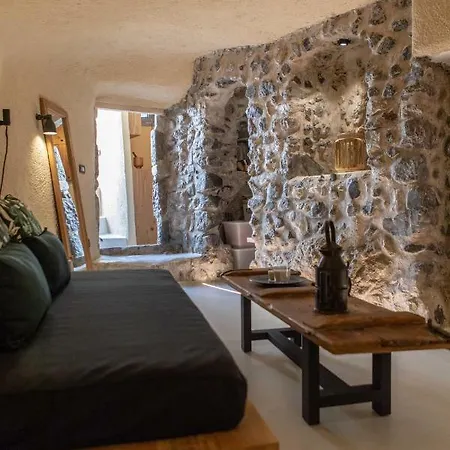 Nalas Emporio (Santorini)